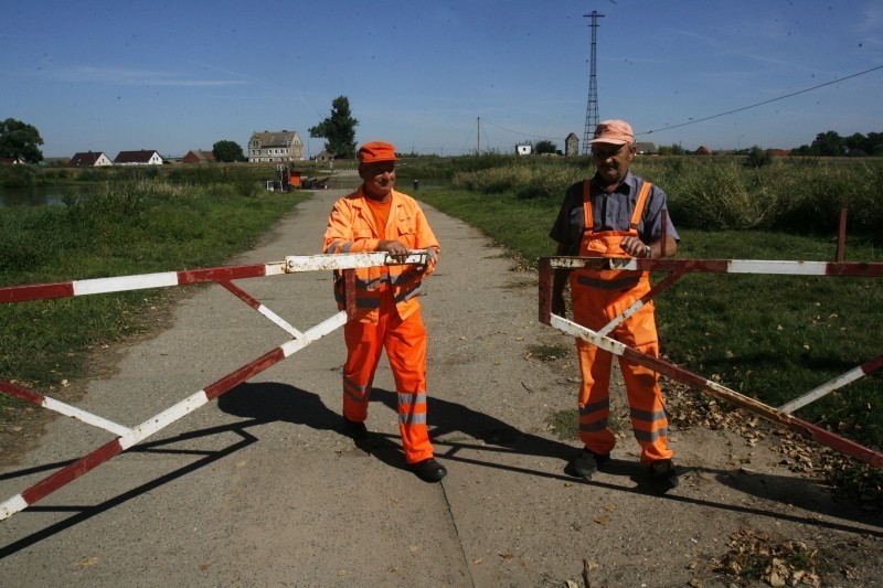 Ostatni prom w Radoszycach przepłynął Odrę w poniedziałek,...