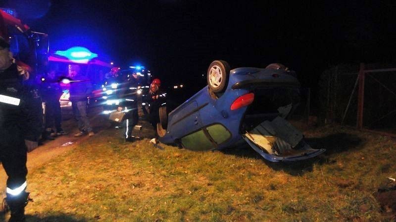 Wypadek w Łabowej. Peugeot wywrócony kołami do góry