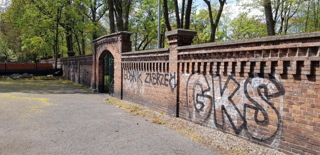 Nieznani sprawcy zniszczyli mur bazyliki w Panewnikach.

Zobacz kolejne zdjęcia. Przesuwaj zdjęcia w prawo - naciśnij strzałkę lub przycisk NASTĘPNE