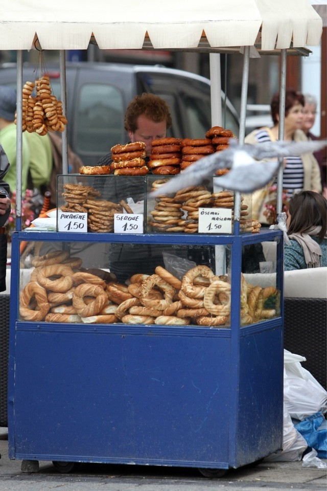 W 2010 roku w Krakowie tradycyjnego obwarzanka w centrum miasta można było kupić za 1,5 zł. Obecnie w niektórych stoiskach cena jest nawet dwa razy wyższa.