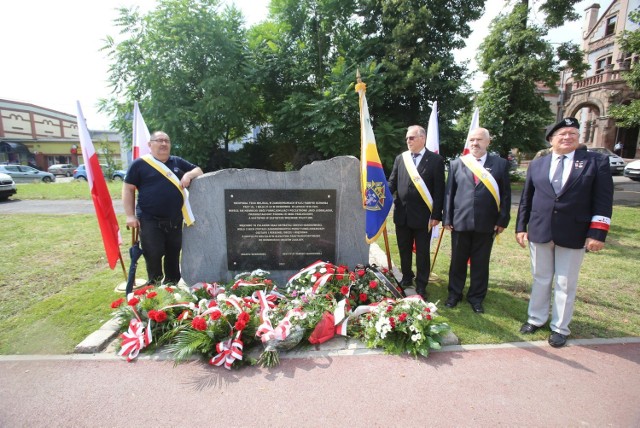 Uroczystość odsłonięcia tablicy pamiątkowej w miejscu niemieckiego obozu funkcjonującego w latach 1939-1941 w zabudowaniach byłej fabryki Schoena. 

Zobacz kolejne zdjęcia. Przesuwaj zdjęcia w prawo - naciśnij strzałkę lub przycisk NASTĘPNE