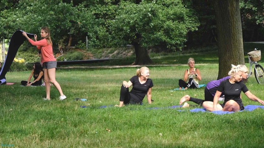 Kolejna niedzielna joga w parku Jagiellońskim w Stargardzie. Fotoreportaż Jana Balewskiego