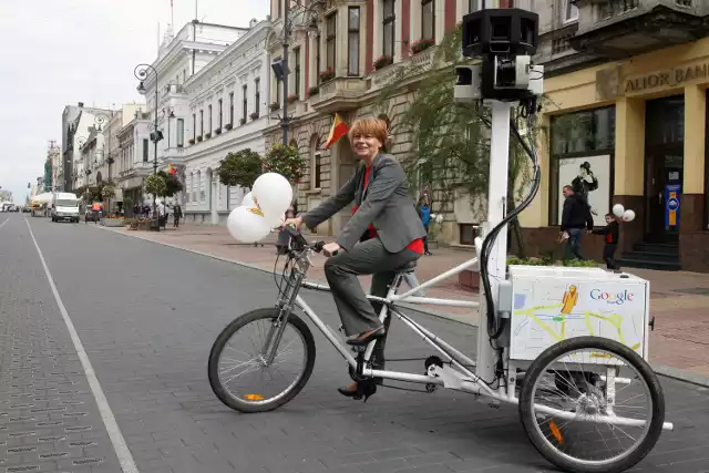 Hanna Zdanowska,prezydent Łodzi, na rowerze Google na Piotrkowskiej.
