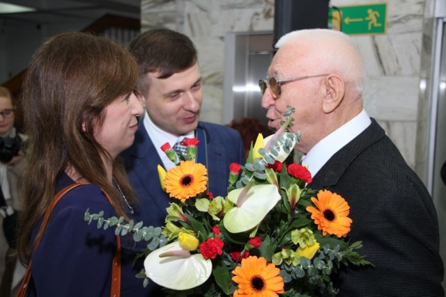 W Norwidzie otworzono wystawę fotografii Józefa Koncewicza, słuchacza ZUTW. Wystawa prezentuje bogactwo odmian irysów, w tym również te wyhodowane przez samego autora fotografii i certyfikowane przez najstarszą i najbardziej znaczącą organizację wśród miłośników i producentów irysów – American Iris Society – amerykańskie stowarzyszenie irysowe, które powstało w USA w roku 1927.