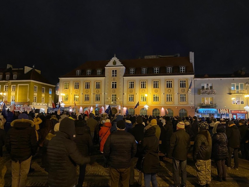 Wójt Korycina na manifestacji przeciwko lex TVN. Mirosław Lech protestował na Rynku Kościuszki w Białymstoku