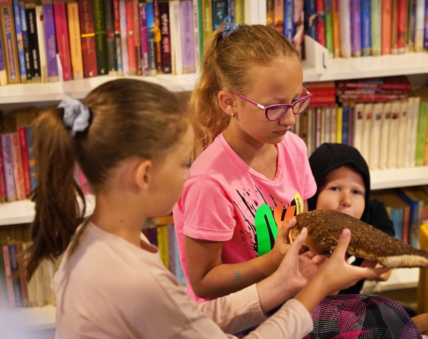 Wronki. Kreatywne wakacje z biblioteką. Dzieci poznawały tajemniczy świat pszczół!