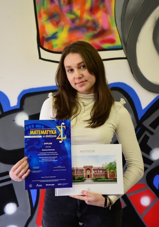 Zuzanna Góreczna z dyplomem zdobytym w konkursie fotograficznym