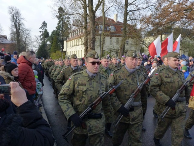 11 listopada w naszym kraju jest obchodzone Święto Niepodległości. W Koszalinie główne obchody zorganizowane zostały przed pomnikiem Marszałka Józefa Piłsudskiego, gdzie odbył się uroczysty apel. Tuż po nim mieszkańcy miasta mieli okazję zobaczyć defiladę wojskową, w której udział wzięli również członkowie Stowarzyszenia Roweria.