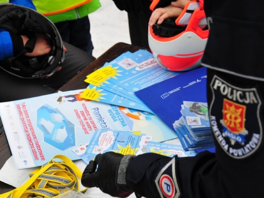 Młodzi narciarze mieli okazję wziąć udział w konkursie, najlepsi otrzymali nagrody m.in. kaski ochronne.