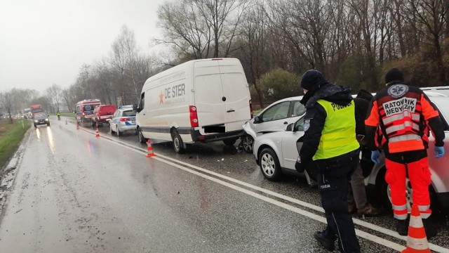 Na miejscu zdarzenia pojawiła się policja, straż pożarna i karetka pogotowia. Na szczęście nikomu z podróżujących nic się nie stało, a całe zdarzenia zakończyło się kolizją