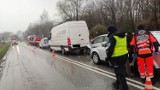 Wypadek w Tarnowie. Zderzenie trzech samochodów na ulicy Wyszyńskiego w Tarnowie. Uwaga na śliskie drogi