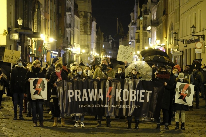 Kolejny protest kobiet w Toruniu! To już czternasty czarny spacer ZDJĘCIA