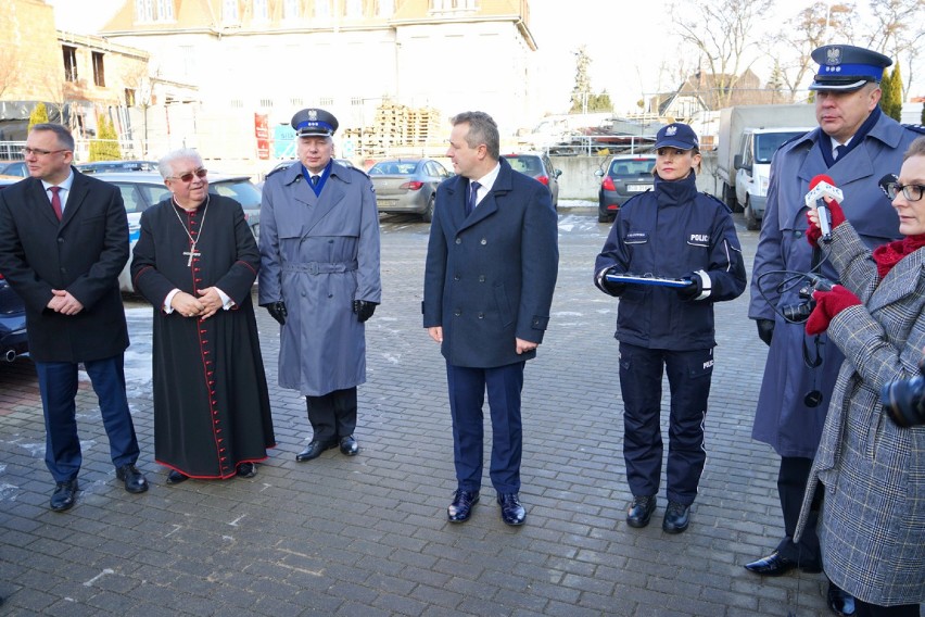 4 nowe radiowozy hybrydowe wyjadą na drogi powiatu bydgoskiego, toruńskiego, inowrocławskiego i radziejowskiego [zdjęcia]