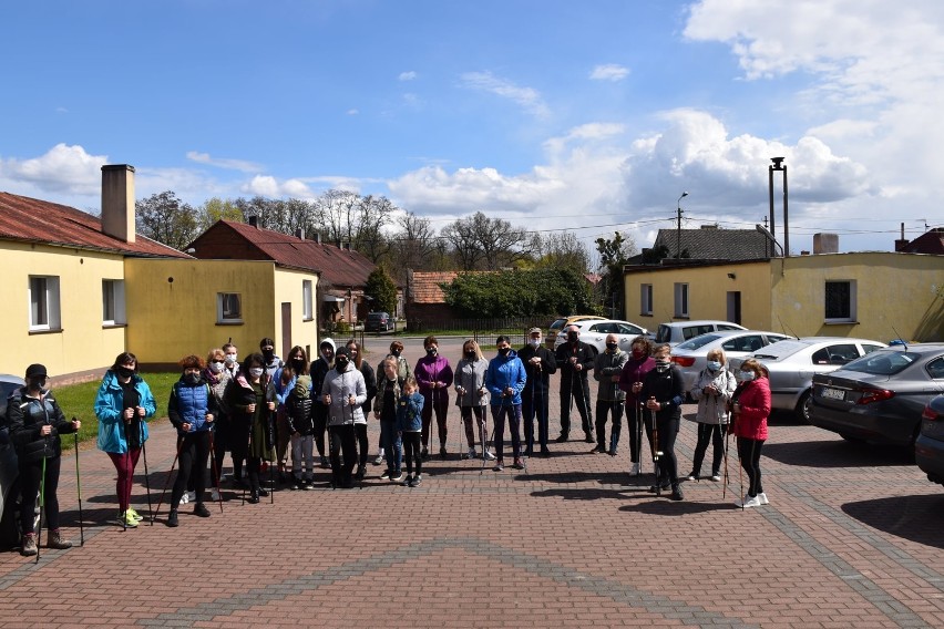 Gmina Czermin. Marsz nordic walking w Żegocinie. Trasa wiodła polnymi i leśnymi ścieżkami