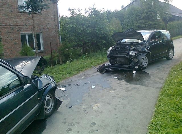 Do groźnie wyglądającego zdarzenia drogowego doszło, przed godziną 10., w Brzezinach. Z wstępnych ustaleń policjantów wynika, iż kierowca volkswagena golfa, na łuku drogi, uderzył w jadącego z naprzeciwka citroena. Do szpitala przewieziony został kierowca citroena oraz pasażer golfa. Obaj ranni mężczyźni zostali po badaniach wypisani do domów.