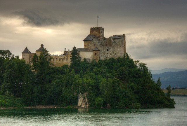 Zamek Dunajec – średniowieczna warownia znajdująca się na prawym brzegu Zbiornika Czorsztyńskiego we wsi Niedzica-Zamek, na obszarze Polskiego Spisza lub Zamagurza (Pieniny Spiskie). Zamek ten został wzniesiony najprawdopodobniej w początkach XIV wieku przez Kokosza Berzeviczego, prawdopodobnie na miejscu wcześniejszej budowli obronnej. W okresie średniowiecza i później na uposażenie właścicieli zamku składały się dobra wchodzące w skład Zamagurza.

19 zł od osoby za bilet zwykły – wystawa „wozownia” w cenie biletu do zamku
14 zł od osoby za bilet ulgowy- wystawa „wozownia” w cenie biletu do zamku (dzieci, młodzież oraz opiekunowie, studenci, emeryci i renciści)
5 zł od osoby za bilet, który umożliwia zwiedzanie spichlerza (wystawy Sztuki Ludowej Spiszu) czynnego tylko w okresie letnim (od 1 maja do końca września). W Spichlerzu oprowadza nas przewodnik, który nie pobiera dodatkowej opłaty – czas zwiedzania ok. 15 min.

W okresie 01 maja – 30 września muzeum jest otwarte w godzinach 09:00 – 19:00, kasa czynna do 18:30