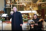 Posłuchajcie, jak śpiewa ksiądz Stanisław Czerwiński, proboszcz z Jakubowa