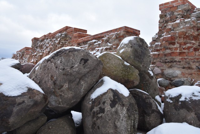 Zanim budowlańcy przystąpili do robót w ruinach zamku rycerskiego w Szubinie pracowali archeolodzy. Odnaleziono kilka monet pochodzących z XVII i XVIII wieku oraz kawałki naczyń ceramicznych również z tego okresu