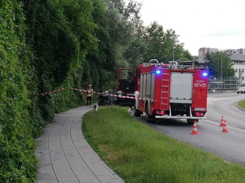 Kraków. Samochód osobowy wjechał w latarnię ulicy Franciszka Bohomolca [ZDJĘCIA]