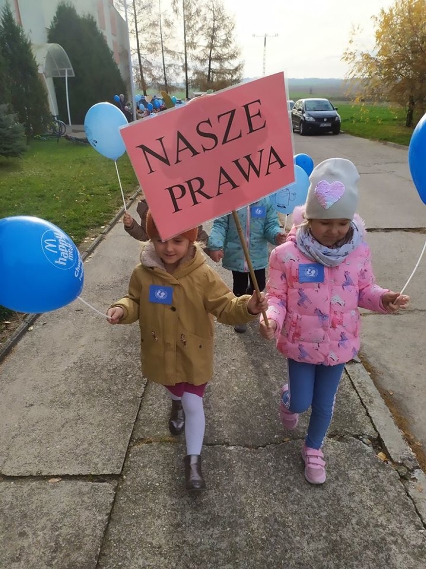 Przedszkolaki maszerowały ulicami Rudy by uczcić Międzynarodowy Dzień Ochrony Praw Dziecka[FOTO]
