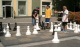 Ktoś usiłuje wymazać z pamięci, że na Starówce były szachownice i ludzie grali