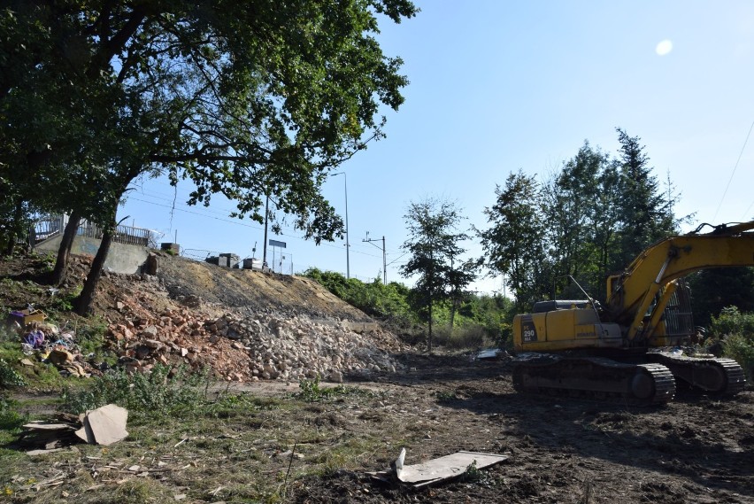 Zaniedbany dworzec w Wieluniu został zburzony. Pociąg relacji Szczecin-Przemyśl kursuje inną trasą ZDJĘCIA