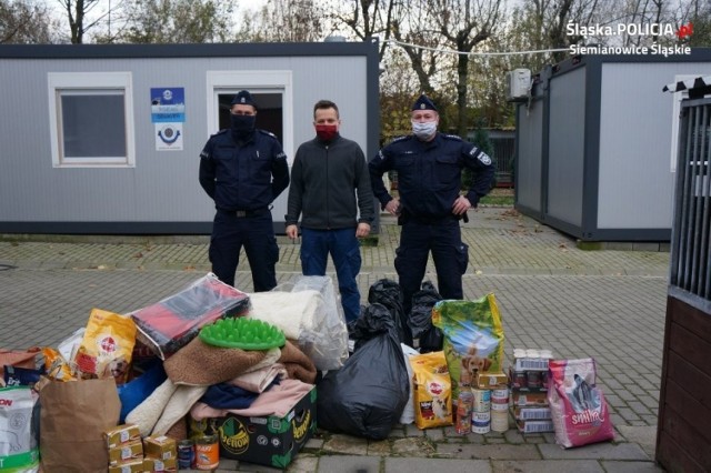 Policjanci z Siemianowic Śląskim przekazali dary dla zwierzaków z chorzowskiego schroniska