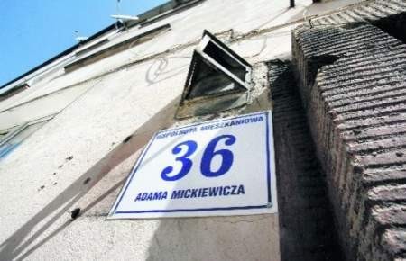 Jedno z wolnych mieszkań znajduje się w starej kamienicy przy ulicy Mickiewicza na os. Śródmieście fot.piotr krzyżanowski