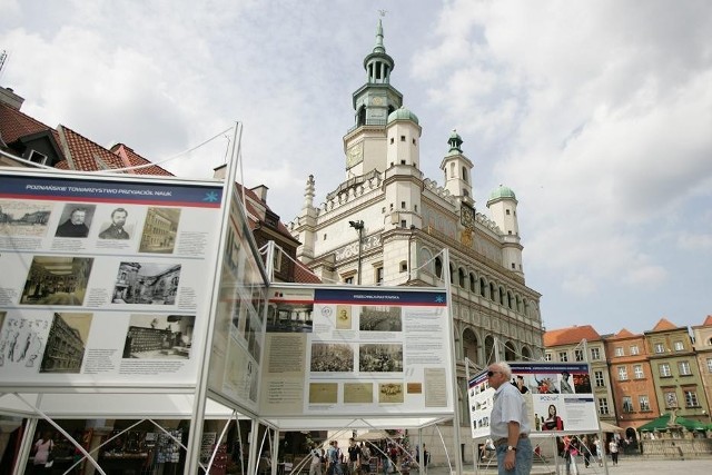 Uczestnicy gry miejskiej mogą poszukiwać wskazówek na wystawie "Traktem Akademickim. Dzieje szkolnictwa wyższego w Poznaniu" znajdującej się na Starym Rynku