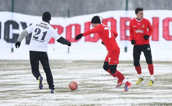 Sparing Widzewa z Sandecją rozegrano w nietypowej formule 4 x 30 minut. Zarówno trener Widzewa Radosław Mroczkowski, jak i szkoleniowiec drużyny z Nowego Sącza Mirosław Hajdo chcieli dokładnie przyjrzeć się wszystkim swoim piłkarzom.