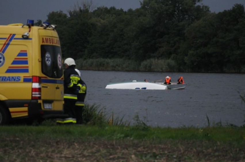 Żaglówka wywróciła się na Jeziorze Grzymisławskim 27.08.2014