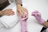 Brazylijski manicure to zabieg mocno odżywiający paznokcie i skórę dłoni. Będziesz zaskoczona techniką malowania