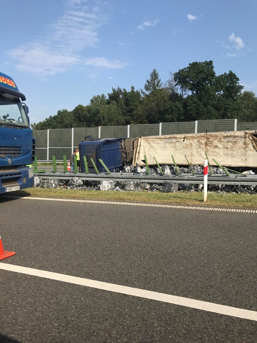 Na autostradzie A1 wywróciła się ciężarówka ze złomem