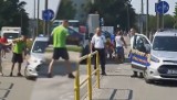 Straż Miejska w Bydgoszczy nie zareagowała na zaczepki agresywnego mężczyzny. On odszedł, oni odjechali [mamy wideo]