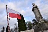 Wszystkich Świętych 2023. Nostalgiczny spacer po cmentarzu w Błaszkach. Zobacz ZDJĘCIA