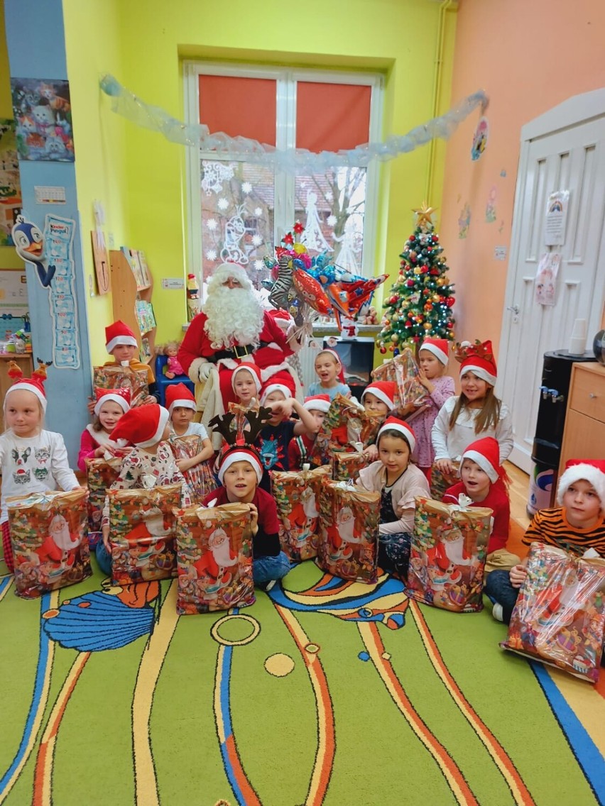 Święty Mikołaj odwiedził żarskie przedszkola i szkoły. W...