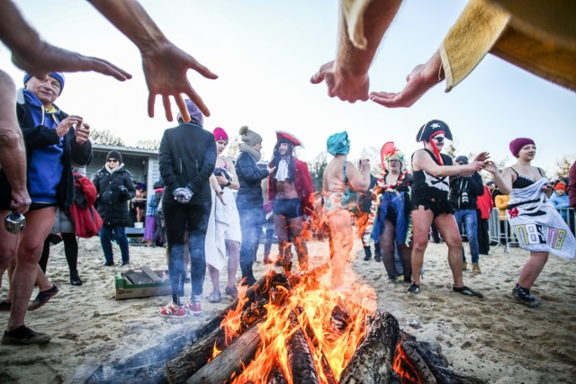 Rozbudzone emocje studzą przedstawiciele Urzędu Morskiego w Gdyni, sprawujący nad plażami właściwą pieczę. Jak tłumaczą, zmienić ma się jedynie zapis przepisów, a same przepisy... już nie. Ci, którzy będą chcieli posiedzieć przy ognisku bez groźby otrzymania mandatu, wciąż będą musieli wystąpić o pozwolenie.