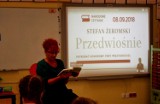 Szkoła Podstawowa w Niemicy im. Noblistów Polskich czyta "Przedwiośnie" [ZDJĘCIA]