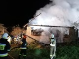 Pożar stodoły w Ryglicach. W działaniach gaśniczych brało udział ponad 30 strażaków z PSP i OSP [ZDJĘCIA]