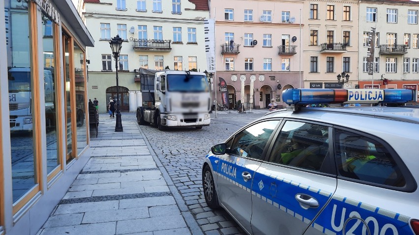 Pijany kierowca wjechał ciężarówką na Główny Rynek w Kaliszu