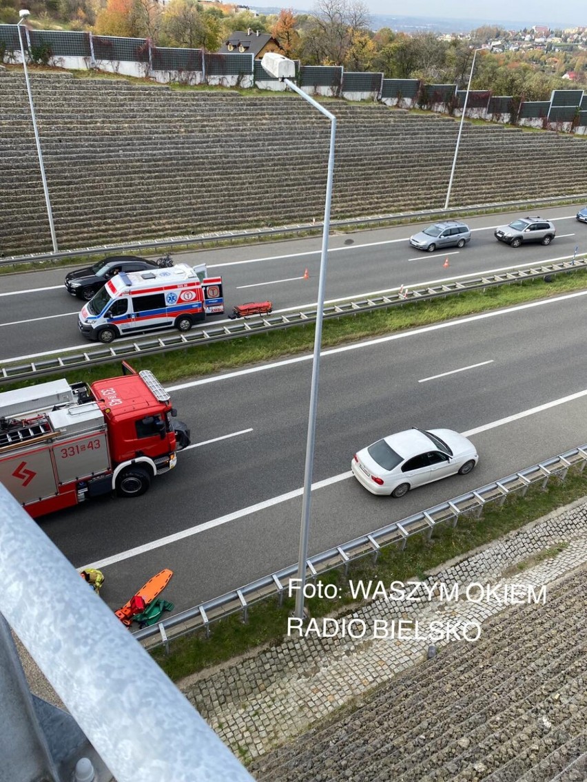 Wypadek w Bielsku-Białej. Kobieta skoczyła z wiaduktu. Próbujący ją ominąć motocyklista zderzył się z osobówką