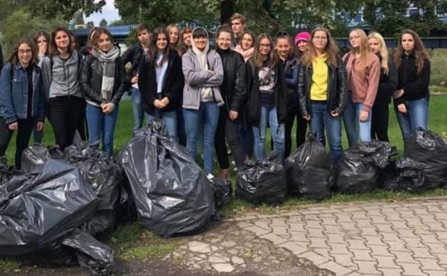 Młodzieżowa Rada Miejska w Wadowicach zorganizowała akcje sprzątania nad Skawą. Młodzi działają przy "dorosłej" RM.