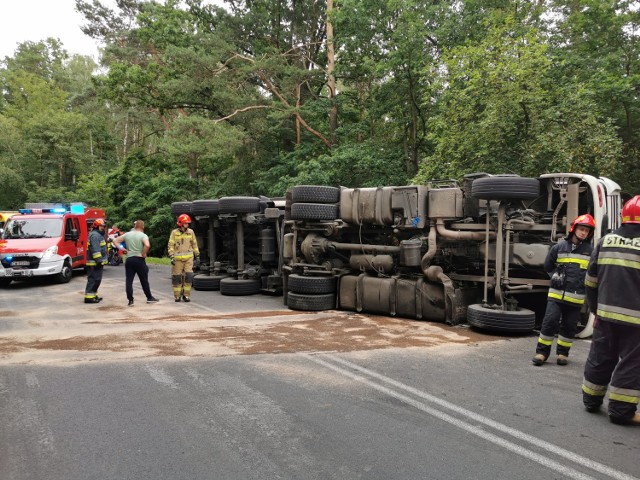 Wypadek. Ciężarówka przewróciła się na łuku drogi pod Włocławkiem.