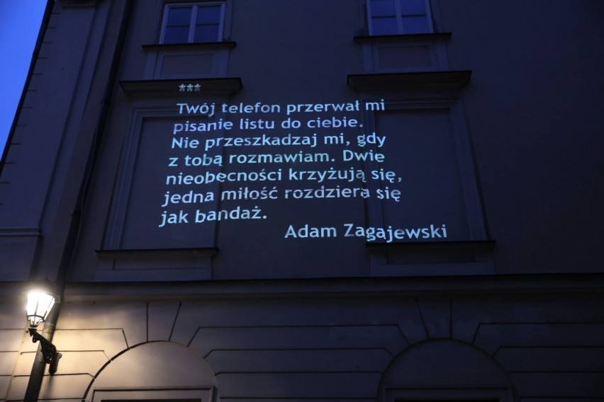 Wiersze Adama Zagajewskiego na kamienicy rogu ulicy Brackiej...