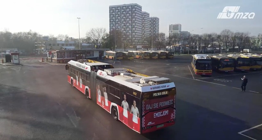 Specjalny mundialowy autobus wyjechał na ulice Warszawy. Ma zachęcić do kibicowania Polakom podczas mistrzostw świata w Katarze