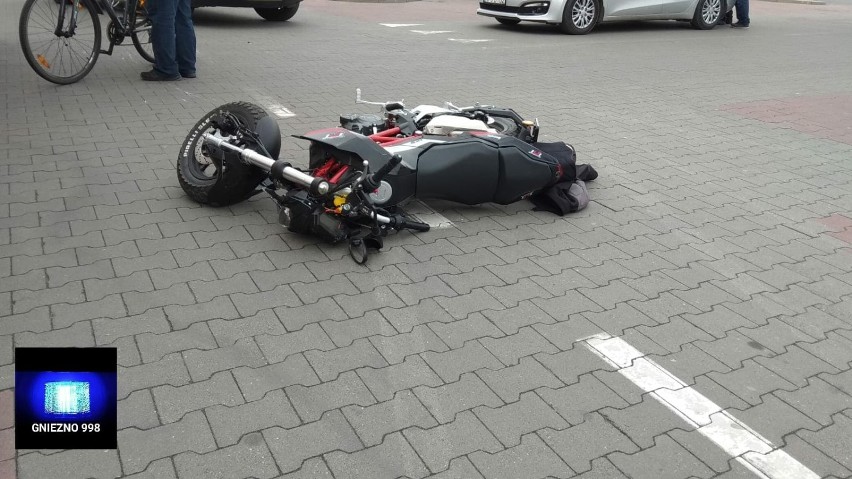 Gniezno. Motocyklista zderzył się z autem na parkingu przed...
