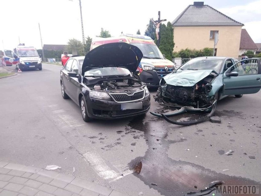 Zderzenie dwóch samochodów w Węgrach.