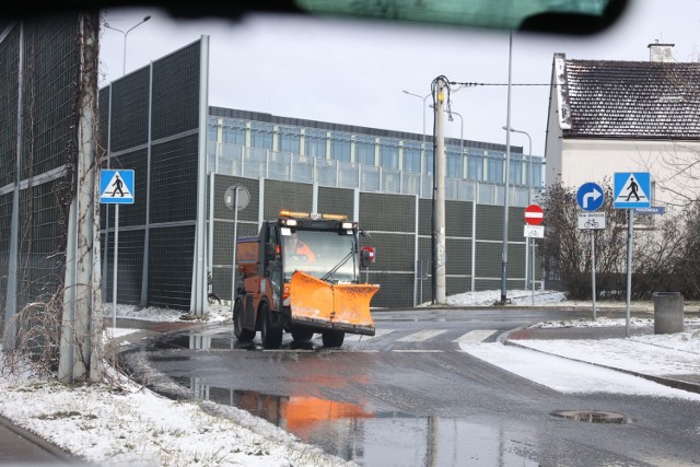 Z powodu opadów śniegu i niskiej temperatury na krakowskich ciężko jeździ się po krakowskich drogach.