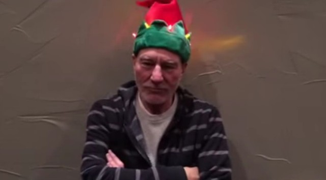 Ta świąteczna czapka wprawia w osłupienie