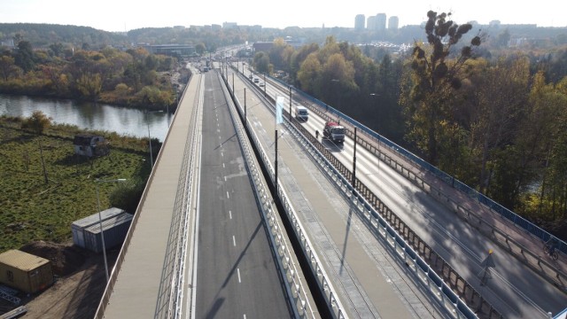 Koszt inwestycji to prawie 170 mln zł. Obejmuje ona nie tylko budowę mostów, ale również przebudowę skrzyżowań, układu drogowego w tym rejonie oraz remont/przebudowę torowisk.
